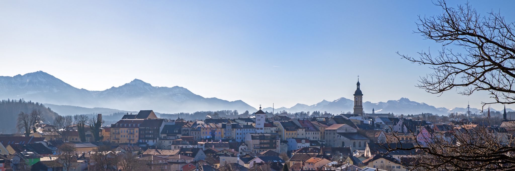 Blick über Traunstein mit den Chiemgauer Alpen im Hintergrund